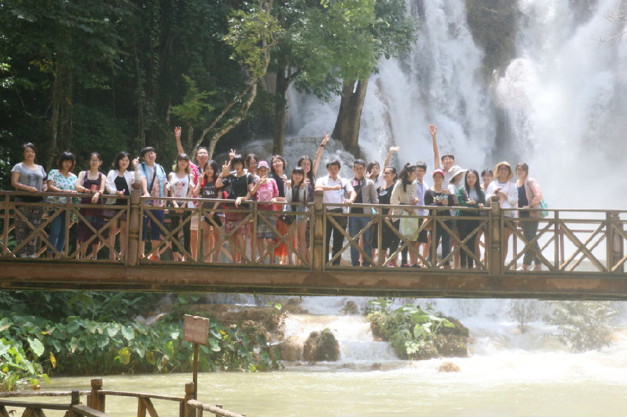 老挝写生组师生受邀参观关西瀑布.png